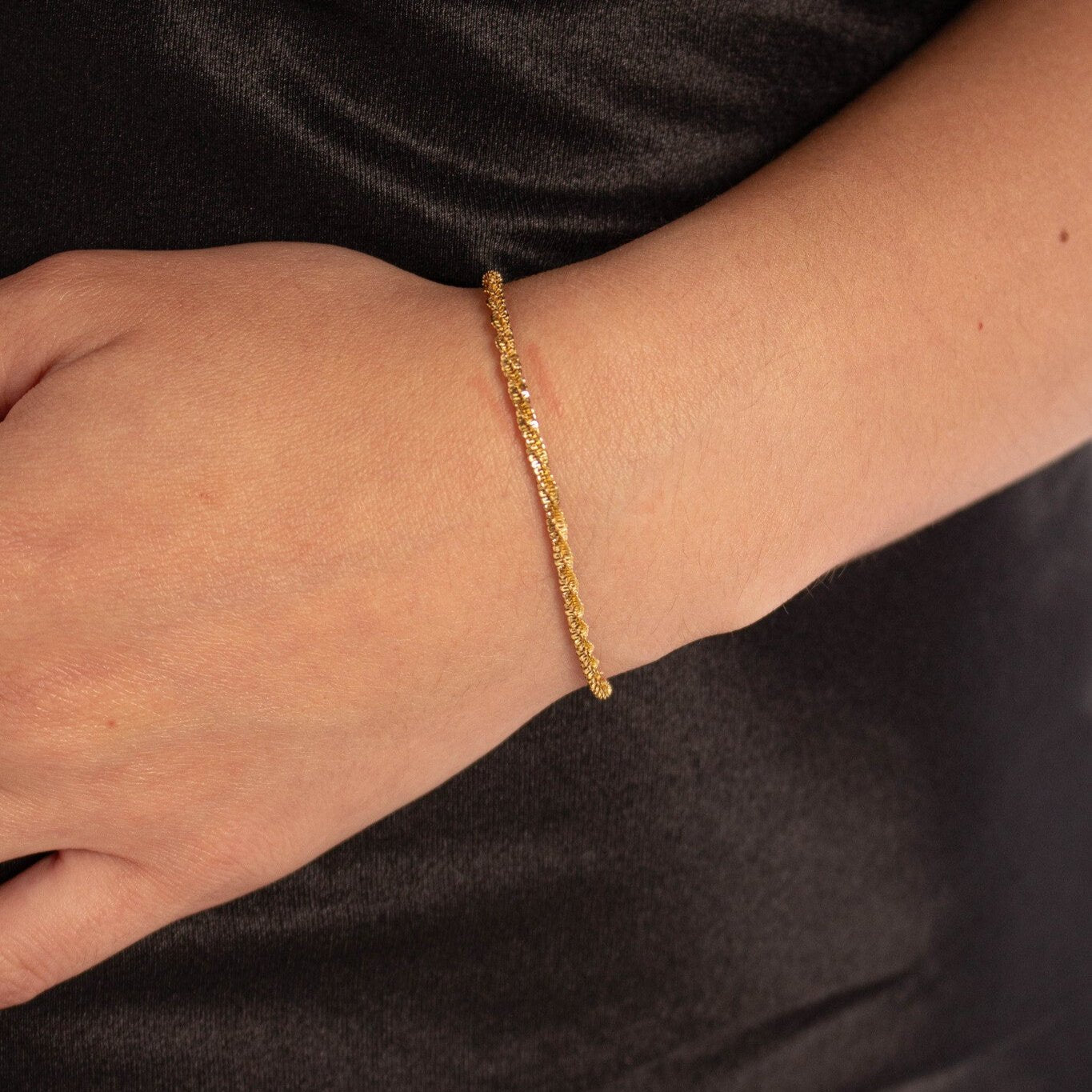 Goldenes Calista-Armband getragen von einem Model