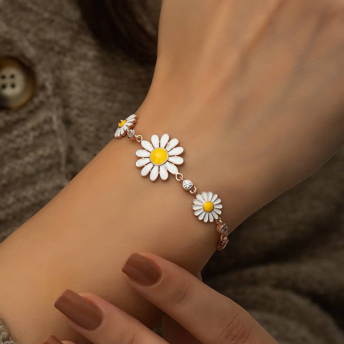 Gänseblümchen-Armband getragen von einer Dame