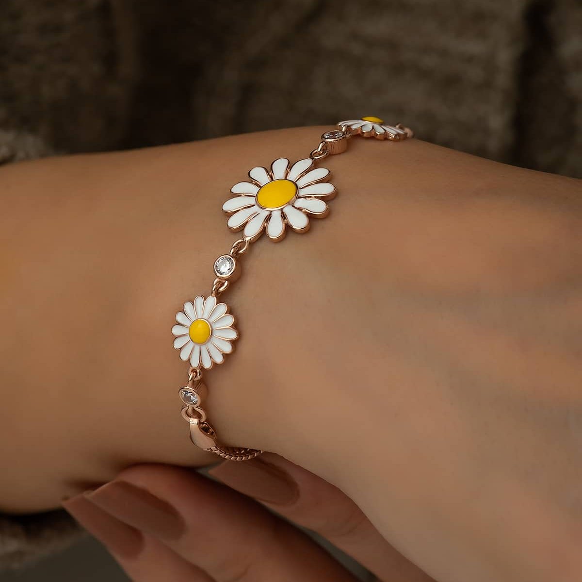 Gänseblümchen-Armband getragen von einer Dame