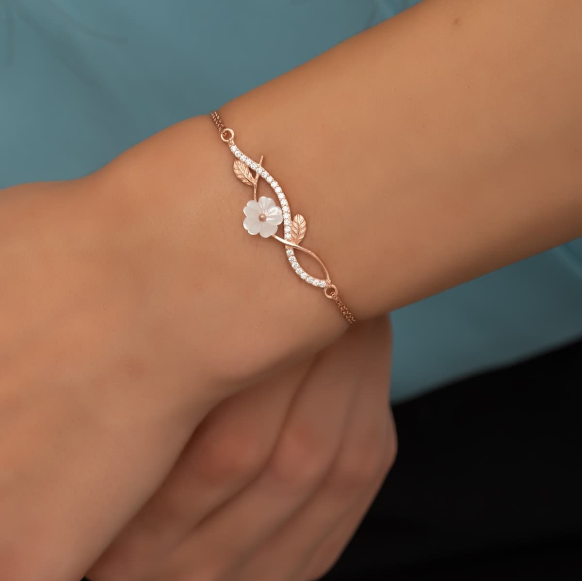 Armband mit einer Magonlia-Blüte getragen von einer Dame